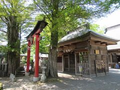 忍野八海をあとに訪れた浅間神社。
807年に創建、社殿は幾度も再建され、1831年に拝殿が造営され、1976に地元出身の個人の寄進で銅板葺屋根になりました。赤い鳥居の先に門が建っています。