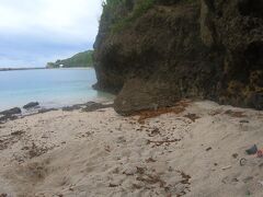 石次郎海岸

小笠原観光協会、おすすめのシュノーケルポイント。
小さな浜ですが、まさにプライベートビーチ
す潜ると、すぐ手前からサンゴの群生が見られます。
