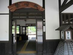 無人の贄川駅です。平日午前、駅の駐車場は空いていました。