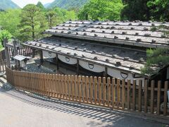 関所橋を渡って贄川関所に来ました。木曽路の北の防衛拠点として1334年に設置された関所で、江戸時代には婦女の通用や白木の搬出を厳しく取り締まったそうです。現在の建物は江戸時代の史料や明治時代の絵図を参考に復元されたもので、建物内には昔の手形や古文書が展示されています。建物の裏には歌川広重が木曽路の宿場を描いた浮世絵の複製画や、贄川の歴史や史蹟を説明した無料の資料館があります。手作りの展示物が多くあり、休憩用のベンチも置かれていて、温かみが感じられる資料館です。資料館には木曽路のパンフレットも多く置かれています。関所の受付の方に贄川について尋ねると詳しく説明してくれました。
