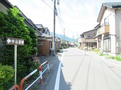 関所橋から町並みを歩きました。街の地図にある商店のほとんどはなく、住宅地でした。土産物店や飲食店がなく静かな宿です。麻衣廼神社の石柱があり線路に架かる狭い橋を通って、１９号線に出ました。
