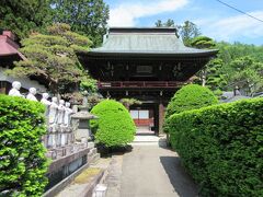 １９号線沿いに観音寺の石柱があります。木曽谷に唯一残っている真言宗寺院です。参道脇に聖観音菩薩像が線路の向こう側の町並みを見守るように立っています。本堂の前に木造銅板葺屋根の鐘楼門が建っています。
