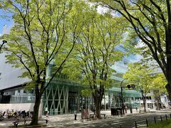 緑の奥に見えるのが「せんだいメディアテーク」。図書館だけでなく、ローカルな展示会が開催されているのが魅力。建物がすごくモダンなので、目を引きます。