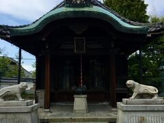 京都国際写真祭の会場、建仁寺の両足院に移動。
写真は寺の境内に入ったところにある毘沙門天堂。