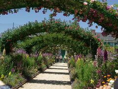 モネの庭を再現した所は、２００４年の花博が行われた
「浜名湖ガーデンパーク」にもあります。
これは花博の１０年後に訪れた時の写真です。
