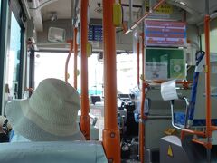 ホテルにて起床。朝食ナシの宿泊プランゆえ朝ご飯に向かいます。沖縄の路線バスを調べると１２０番バスが私達の行きたい所をほぼモーラしてくれています。ホテルから1番近い１２０番バスのバス停、牧志よりバスに乗り込みます。