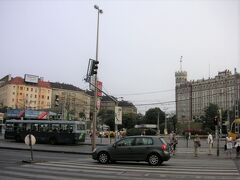 地下鉄も通るモスクワ広場駅で回数券10回分2050Fを購入。
ここから6番のトラムに乗って行きます。
お、ここでいきなり検札来た～！ブダペストってかなりの高確率で検札に出会っている気がする…。正しく乗らないと！ですね。

いや～、モスクワ広場はなんだかキレイになった気がする…。最初に来た2002年はビミョウにあやしく感じたんですけど。何が違うんだろう。
2007年時点でもモスクワ広場だったのに、2011年にSzéll Kálmán térって名前に変わったというか戻ったのかあ。ふ～む