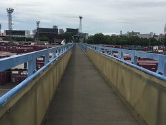 細長い歩道橋があり、貨物ターミナルを見渡せる。