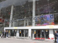 アリバスでナポリ国際空港に着きました。