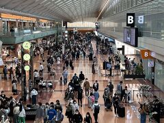 翌日、仕事を終えた後、羽田空港から大阪へ移動。

羽田空港にこれだけ多くの人がいるのを久しぶりに見ました。