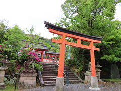 宇治神社です。若い子のグループが。