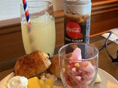 ホテルに戻り　ラウンジでアフタヌーンティー