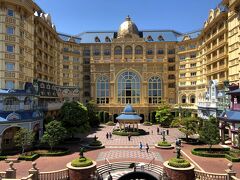千葉・舞浜『Tokyo Disneyland Hotel』

2008年7月8日にオープンした『東京ディズニーランドホテル』の
外観の写真。

ディズニーリゾートライン「東京ディズニーランド・ステーション」
駅を挟んで、『東京ディズニーランド』と向かい合う場所に位置し、
内装・外装とともに19世紀から20世紀にかけて流行したイギリス・
ヴィクトリア朝様式の建物で統一されています。
