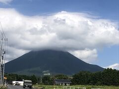 せっかく山陰まで来たんで、これも数十年ぶりに伯耆富士・大山に寄って行きます(^_^)
ちょっと雲がかかってる(>_<)