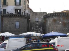 ノラーナ門です。2つの要塞の塔の間に15世紀建設の石造りのアーチ門があります。門の前の小さな広場で市場が開かれていましたが、警察が来て何か揉めているようだったので、道路のこちら側から写真を撮るだけにしました。