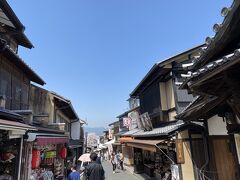 清水寺を観光後、往路とは別ルートの清水坂を下って、次の目的地へ向かいます！