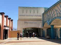 千葉・舞浜『IKSPIARI』Disney Resort Line「Resort Gateway Station」

商業施設『イクスピアリ』にあるディズニーリゾートライン
「リゾートゲートウェイ・ステーション」駅の写真。

こちらの駅からディズニーリゾートライン（モノレール）に
乗車します。

2022年4月5日にディズニー＆ピクサー映画「トイ・ストーリー」
シリーズをテーマとする国内5番目のディズニーホテルとして
新規オープンした『東京ディズニーリゾート・トイ・ストーリー
ホテル』に宿泊します。

最寄り駅はディズニーリゾートラインの「ベイサイド・ステーション」
駅になります。同じ駅にある『ヒルトン東京ベイ』や
『シェラトン・グランデ・トーキョーベイ・ホテル』、
『ホテルオークラ東京ベイ』、『グランドニッコー東京ベイ舞浜』など
のホテルは「舞浜」駅から無料シャトルバスが運行されていますが、
今後も『東京ディズニーリゾート・トイ・ストーリーホテル』は
運行予定はありません。