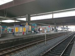 デュッセルドルフ中央駅。
祝日とはいえ朝9時過ぎでこの様子…祝日は徹底的に休むドイツの文化を図らずも体験。