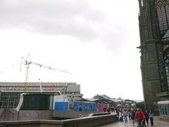 右がケルン大聖堂。そして、左後方に見えるのがケルン中央駅。
本当に駅前に建っています。