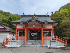 昼間の予定が全滅のため、代替プランを出動。まずは、海での安全を願って神社参拝。四国の金毘羅さん（海の神様）の流れをくむ羅臼神社へ。