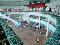 ほぼ定刻（11:20）に那覇空港に到着しました。
この頃は雨も降っていなくて、少し蒸し暑い感じでした。
4階のレストラン街からは、大きな空間が広がっていました。