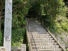 黒木御所跡へ向かって階段を登っていきます。ここは後醍醐天皇が1333年に隠岐島に流された時お住まいになっていました。