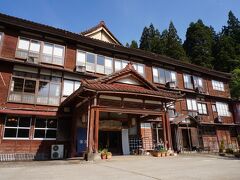 凌雲閣は、登録有形文化財に指定された木造三階建のお宿。
古き良き時代の浪漫が宿る和風建築、昭和13年に建築されました。
素晴らしい！