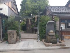 最初は妖界神社に行きました。妖界神社は千年の節目である2000年1月1日午前0時に落成入魂式を行い創建された神社です。また妖怪達が住みやすい自然環境を守り育てるための≪妖怪の郷≫の意が込められています。（妖界神社参照）