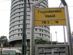 泊ったブダペストホテルは円形というちょっと変わった形のホテル。
ホテル前にトラム乗り場とブダペスト登山鉄道の駅があります。