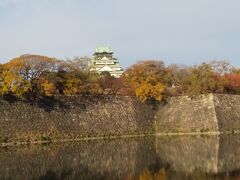 朝日に照らされる大阪城