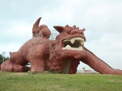 続いてインスタでチェックしていた場所に行ってみることに。
巨大シーサーがいる【カママ嶺公園】

おぉぉぉー大きいな。