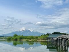 友人に呼ばれて反対側に行ってみると、湖面に津軽富士が映り込み、このような美しい景色になっていました★,ﾟ.:｡+ﾟ＊