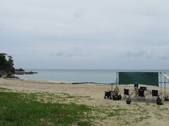 更に南下を続け、海水浴場『福地川海浜公園・ビーチ』で一休み。
海水浴場と言っても、泳げるような気温・水温ではない。
海は白い、空も白い、座が白ける。
