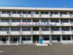 震災遺構、仙台市立荒浜小学校の入館は無料。
「仙台市若林区に多くの遺体」と津波後のTVのニュースで聞いて耳を疑ったことは、今でも忘れられません。
その若林区の、海の近くにある学校です。