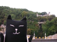 「丘の中腹の銅像は聖ゲレルトさんにゃ」
ゲレルトはハンガリーのキリスト教の聖人なんですね。ベネチア生まれの11世紀のヒト。ふむふむ

この像はいつできたのかしらん。オーストリアハンガリー帝国時代かな。