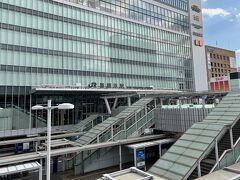 ●新横浜駅

そして「小机駅」からひとつ隣りの「新横浜駅」まで移動してくると、ビルが建ち並ぶ都会の雰囲気に一変します。