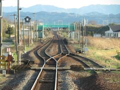 2022.03.27　伊勢市ゆき普通列車車内
特急が走る路線だが、一線スルーではない駅が続く。