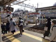 構内踏切を渡った向こうのホームに有馬温泉行きの電車が停まっており、それに乗り換える乗客多数。
この路線に乗ったのも、有馬温泉のお湯に浸かったのも４年半前のお話。またあのお湯に浸かりたい。
https://4travel.jp/travelogue/11298596