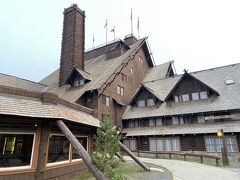 geyser eruption の予想時間まで少し時間があったため、Old Faithful Inn を見学。