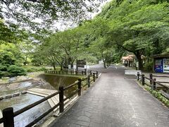 さらに進むと

神川大滝公園の駐車場