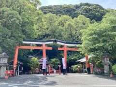 移動して諏訪神社へ

道路に看板とか見当たらず

参道に入る道を見逃してしまい

行き過ぎてたわ

二つの鳥居は珍しいですが

以前は結構あったらしいですね

特に鹿児島は

長野諏訪神社の上、下を

一つに祀ったからのようです

右から入るか左から入るか

情報によって違いましたので

間から入りました

ってことはないけど
