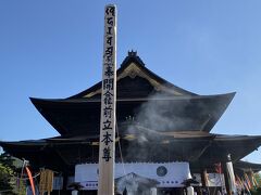 2日目

やってきました
善光寺
回向柱に触れるため並びます。

善光寺ご開帳とは…
絶対秘仏である御本尊「一光三尊阿弥陀如来」の御身代わりの「前立本尊」を拝することができる七年に一度の盛儀です。 この前立本尊の善の綱で結ばれた回向柱（えこうばしら）に触れると、すばらしい功徳が得られると言われています。 （HPより）