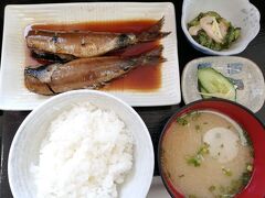 JRの電車に乗る前に、バスを降りた東静岡駅近くで昼食。
「魚進」のイワシの煮魚定食935円。