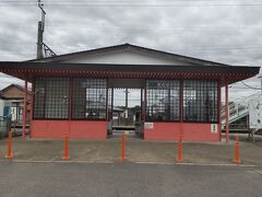 ●JR/香取駅

香取神宮をイメージした駅舎です。
印象的でかつすっきりしていますね。
2007年に建て替えられました。
駅の開業は、1931年です。
JR/成田線に属します。