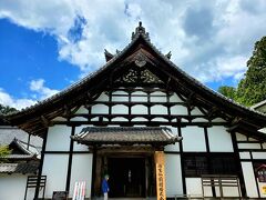 国宝瑞巌寺の庫裡。
なんと本日、仏前結婚式が執り行われる！
フォトじゃなくて、挙式( *ﾟAﾟ)ﾋﾞｯｸﾘ！
一般の参拝客、入れてしまうのですね。