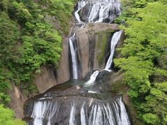 第二観瀑台から見た袋田の滝は、ほぼ全景が見える圧巻の眺めだ。

袋田の滝は、高さ120m、幅73mで日本三名瀑にも数えられる。
滝の流れが大岩壁を四段に落下することから「四度(よど)の滝｣とも呼ばれ、一説には、西行法師がこの地を訪れた際に「この滝は四季に一度ずつ来てみなければ真の風趣は味わえない」と絶賛したことからこの別名がついたとも伝えられる。

一見、三段の段瀑に見えるが、四段というのならもう一段はどこなのかここからではわかりにくい。