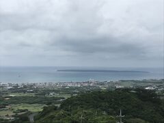 エメラルドの海を見る展望台