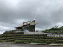 バンナ公園内のエメラルドの海を見る展望台。
今にも雨が降りそうなお天気ですが、
以外と人はたくさんいました。
