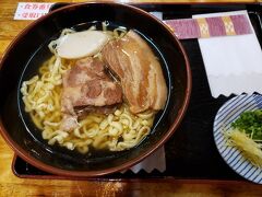 昼は沖縄そば。そばというよりはラーメンに近い。観光客向けの店ではなく、地元のおばちゃんがやっているような店だと、盛が多くて安い。これで770円くらい。麺の量は内地の大盛くらいある。