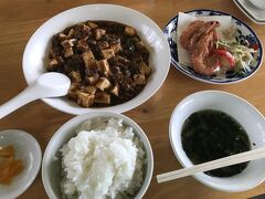 お昼ご飯は、「凜火」さんからほど近いところにある、「ヤマバレー食堂」さん。
元々は「花風（はなかじ）」という中華料理屋さんでしたが、店名を変えて、島らしい八重山そばメニューも加えて、同じ方がやっています。

島豆腐の麻婆豆腐定食をいただきました。
山椒がよく効いて、食欲をそそる味わいで美味しかったです。